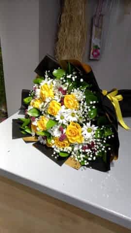 güllü & papatyalı buket