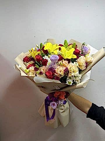 LİLYUMLU GÜLLÜ KARIŞIK BUKET