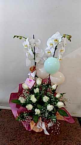 ORKİDELİ 13 adet beyazgül ARAJMAN