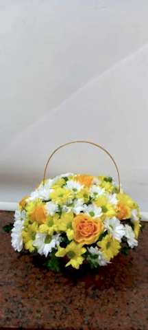 sepet içinde sarı güllü aranjman