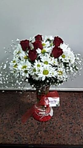 cam fanus içinde papatya ve gül