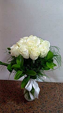 10 adet vazoda beyaz gül