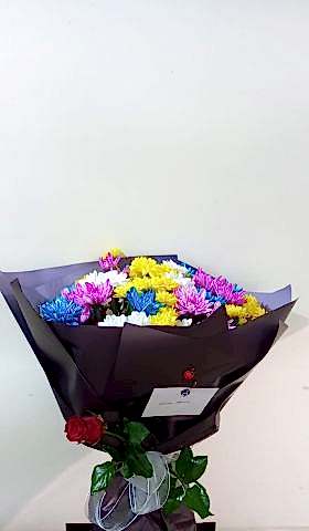 mevsim çiçeklerinden buket