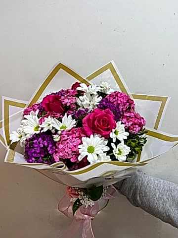 mevsim çiçeklerinden buket