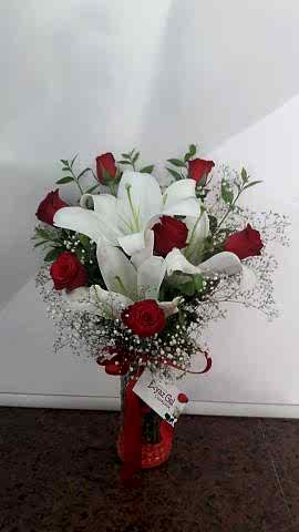 cam vazoda lilyumlu gül