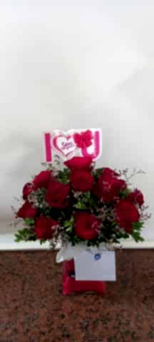 cam içinde 17 kırmızı gül aranjmanı
